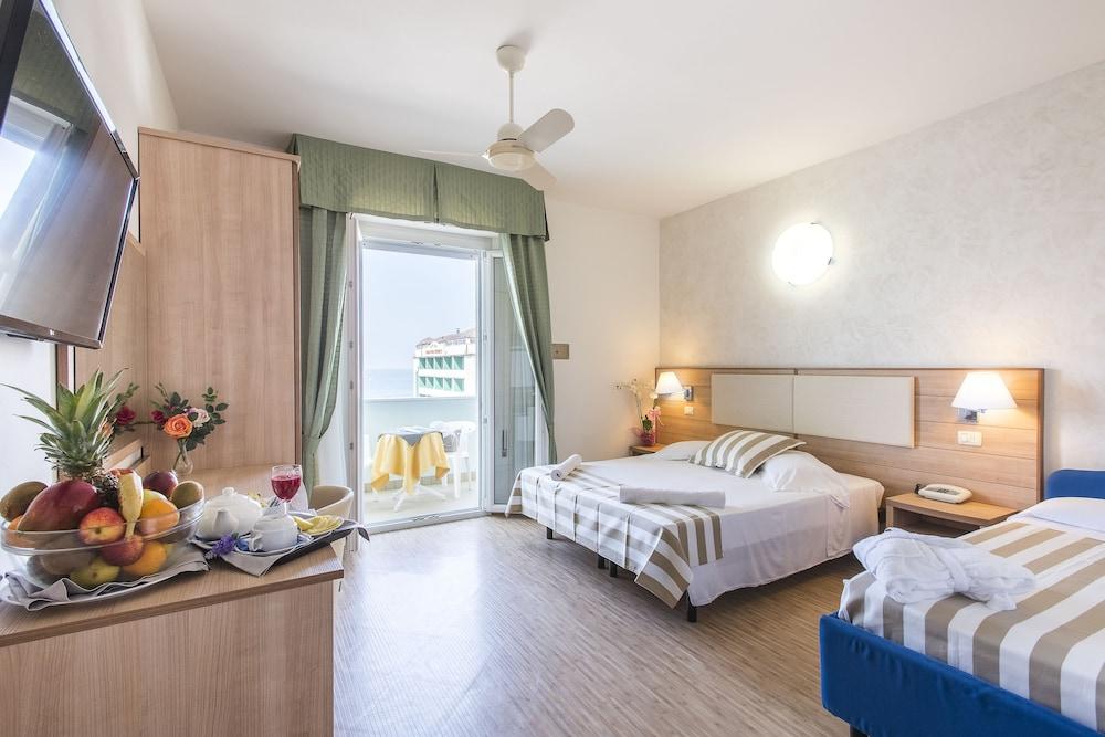 Hotel Losanna Gabicce Mare Buitenkant foto