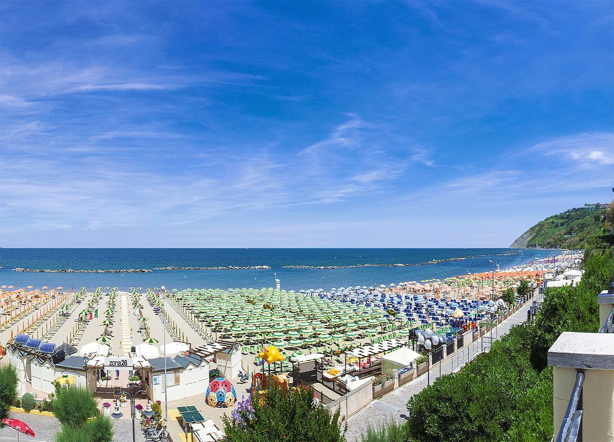 Hotel Losanna Gabicce Mare Buitenkant foto
