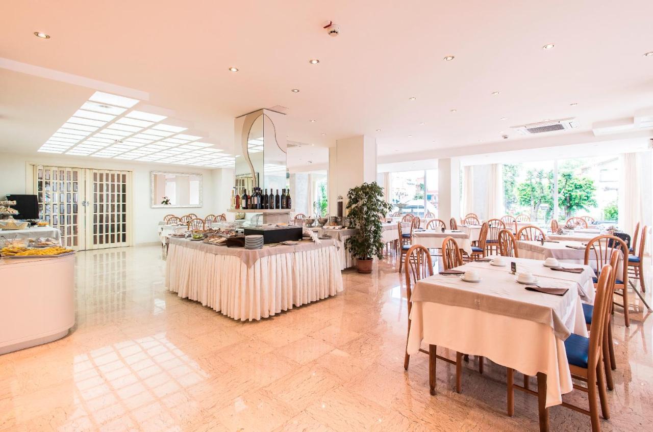 Hotel Losanna Gabicce Mare Buitenkant foto